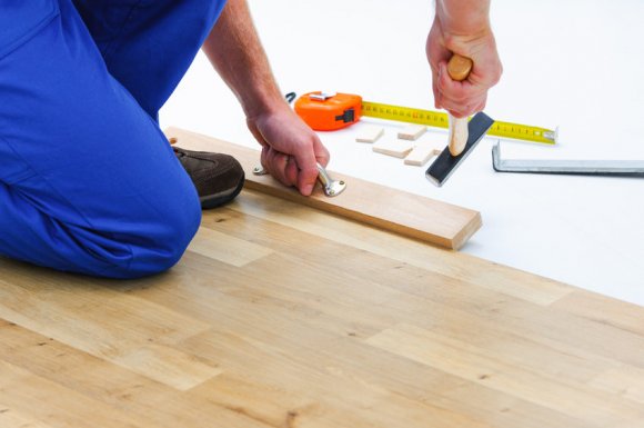 Pose et installation de parquet stratifié dans une maison à Écully