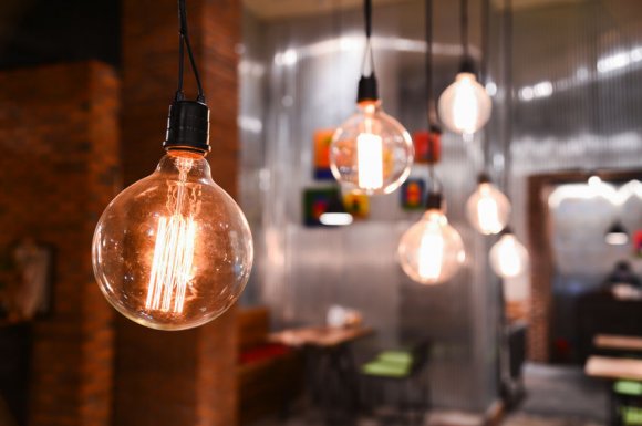 Pose et installation de lampadaires dans un jardin par électricien à Limonest