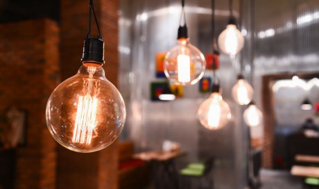 Pose et installation de lampadaires dans un jardin par électricien à Limonest